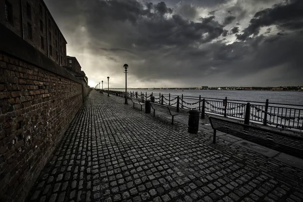 Dech Beroucí Záběr Chodník Moře Liverpoolu Zamračeného Dne — Stock fotografie