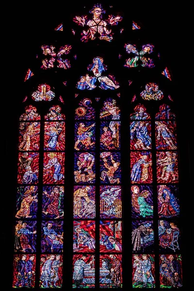 布拉格圣维他大教堂的一个图标的垂直照片 — 图库照片