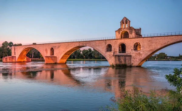 Belo Tiro Uma Ponte Concreto Com Arcos Perto Mar Sob — Fotografia de Stock