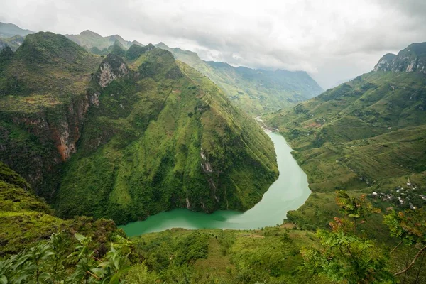 Vue Aérienne Une Rivière Étroite Dans Les Montagnes Sous Ciel — Photo