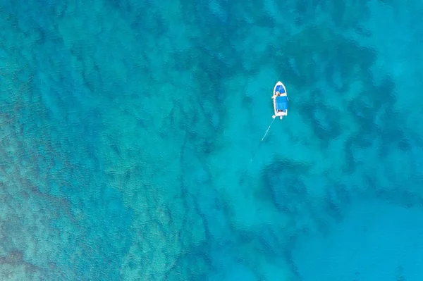 Alto ángulo de tiro de un solo barco en el hermoso océano claro — Foto de Stock