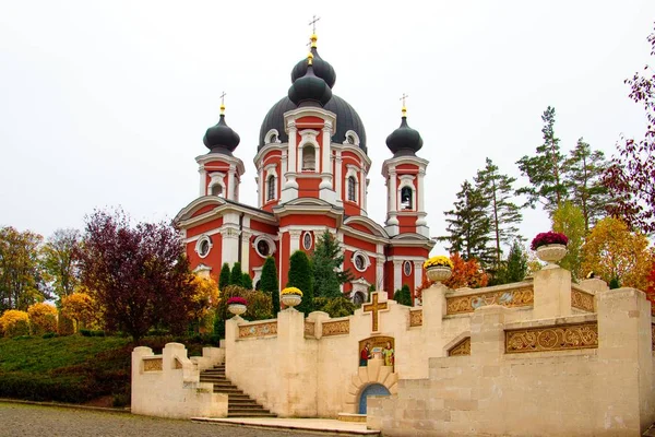 Niski Kąt Ujęcia Słynnego Klasztoru Curchi Mołdawii Jego Pięknymi Bramami — Zdjęcie stockowe