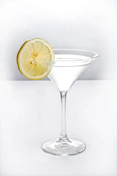 Een Verticaal Geïsoleerd Shot Van Een Wodka Martini Cocktail Perfect — Stockfoto
