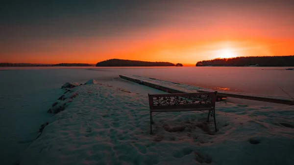 Красивый Вид Скамейки Заснеженной Земле Закатом Сделанный Швеции — стоковое фото