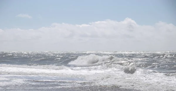 Krásná Střela Šílené Mořské Vlny Zřícení Pláži Slunečného Dne — Stock fotografie