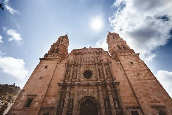 Zacatecas 멕시코의 배경에 푸른 구름낀 하늘 이 있는 성당 교회의 낮은 각도 사진 — 스톡 사진