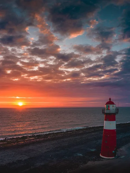 Tiro vertical de un faro en la playa capturado en Domburg / Westkapelle Países Bajos — Foto de Stock