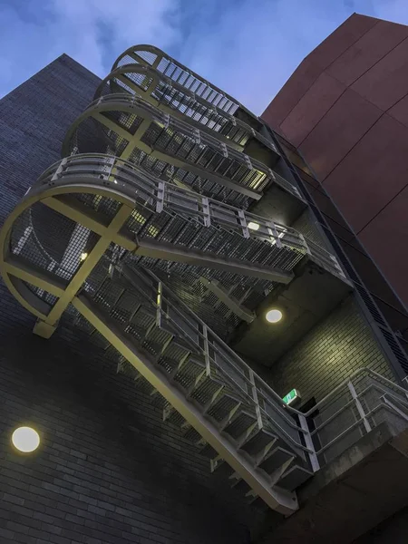 夜间建筑物室外逃生楼梯的竖向低角度拍摄 — 图库照片