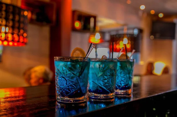 Eine Nahaufnahme Von Drei Blauen Alkoholischen Getränken Glasbechern Auf Unscharfem — Stockfoto