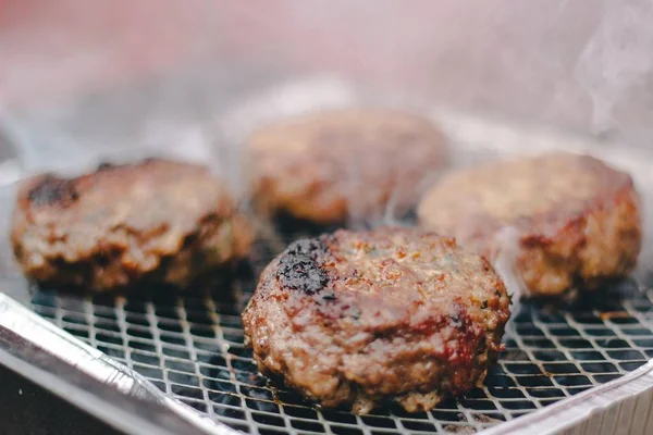 Focus selettivo primo piano colpo di deliziosa carne fresca barbecue alla perfezione — Foto Stock
