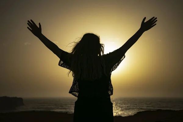 Силует Жінки Пляжі Піднімаючи Руки Небо Красивим Видом Захід Сонця — стокове фото