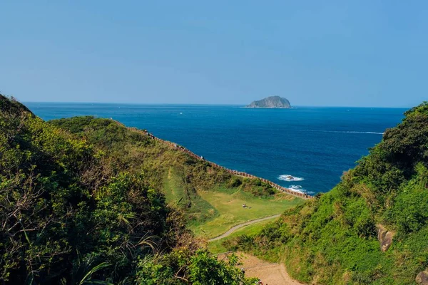 Uno Splendido Scenario Verdi Colline Formazioni Rocciose Vicino Mare — Foto Stock