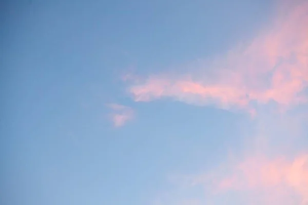 Nízký Úhel Záběru Klidné Oblohy Pastelových Odstínech Několika Mraky Ideální — Stock fotografie