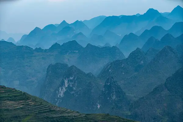 在越南的一个美丽的山顶的空中拍摄 很棒的凉爽的背景 — 图库照片