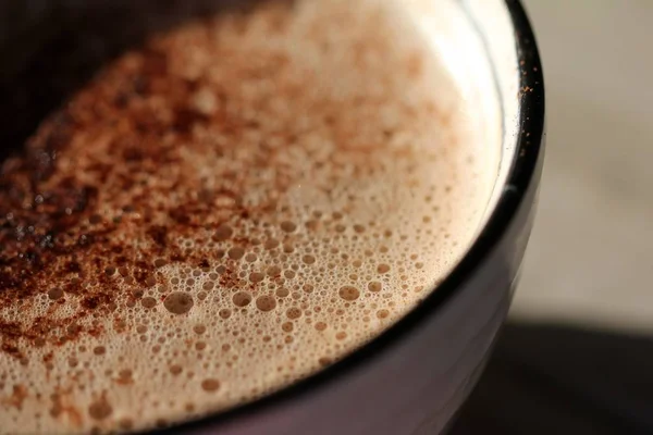 Schokolade Wird Einer Tasse Auf Die Schäumende Milch Eines Kaffees — Stockfoto