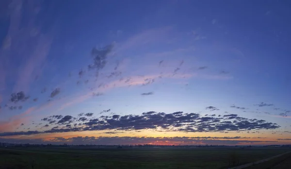 Tiro Ângulo Baixo Céu Bonito Com Formações Nuvens Durante Pôr — Fotografia de Stock