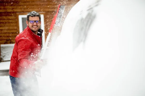 Man Som Bär Röd Vinterjacka Och Rengör Snö Från Bilens — Stockfoto