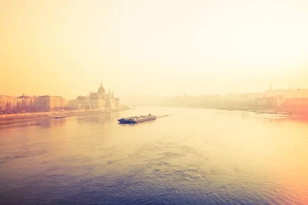 ドナウ川とハンガリーのブダペストにあるハンガリー議会ビルの息をのむようなショット — ストック写真