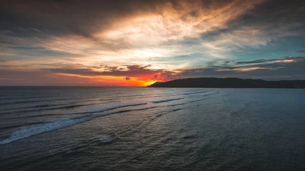 Een Prachtig Uitzicht Vredige Oceaan Bij Zonsondergang Gevangen Lombok Indonesië — Stockfoto