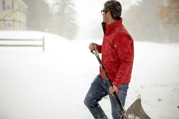 Macho Usando Uma Jaqueta Vermelha Inverno Segurando Uma Neve Com — Fotografia de Stock