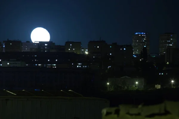 Beautiful shot of the moon over the beautiful city of Yerevan during nighttime — Stock Photo, Image