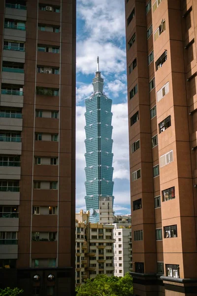 Uma Foto Vertical Baixo Ângulo Arranha Céu Alto Prédios Apartamentos — Fotografia de Stock