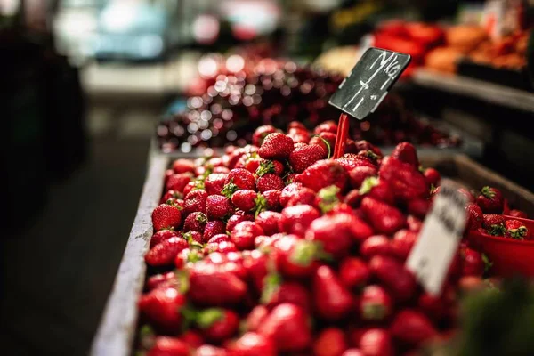 Zbliżenie Świeże Truskawki Rynku Zamazanym Tle — Zdjęcie stockowe