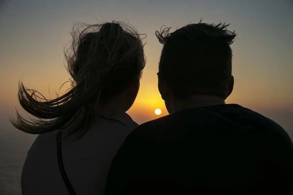 Silhouette Romantic Couple Enjoying Breathtaking View Sunset — Stock Photo, Image