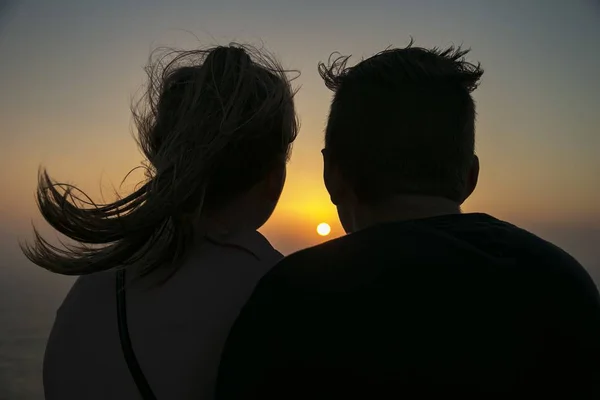 Uma Silhueta Casal Romântico Apreciando Vista Deslumbrante Pôr Sol — Fotografia de Stock