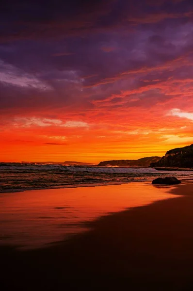 Vertical Shot Calm Sea Waves Moving Shore Breathtaking Sunset — Stock Photo, Image