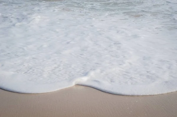 Piękne Ujęcie Piankowej Wody Oceanu Zbliżającej Się Piasku — Zdjęcie stockowe