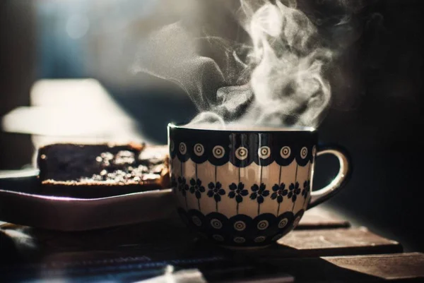 Eine Nahaufnahme Des Dampfes Der Aus Einer Schönen Tasse Mit — Stockfoto