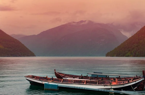 Cliché Grand Angle Bateaux Rouillés Sur Mer Près Hautes Montagnes — Photo