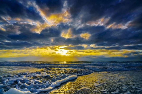 Güzel Deniz Dalgaları Arka Planda Renkli Bulutlu Gökyüzü — Stok fotoğraf