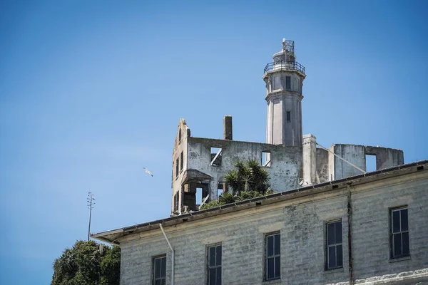 Bella vista di Alcatraz in California sotto il cielo blu chiaro — Foto Stock