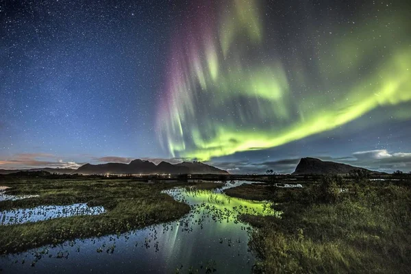 Riflesso Delle Luci Del Nord Fiume Circondato Campi Erbosi Montagne — Foto Stock