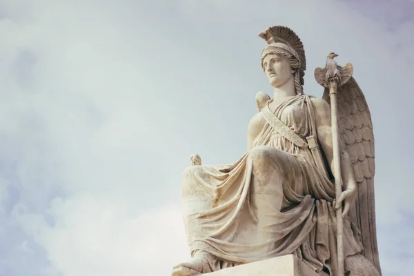 Laaghoekige opname van een oud historisch standbeeld dat de heldere hemel raakt — Stockfoto