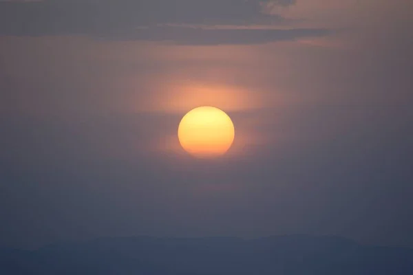 Una Toma Increíble Del Hermoso Sol Durante Puesta Del Sol —  Fotos de Stock