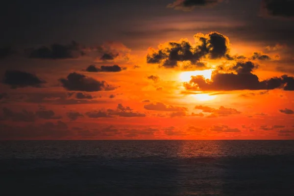Uma Bela Vista Oceano Pôr Sol Atrás Das Nuvens Capturadas — Fotografia de Stock