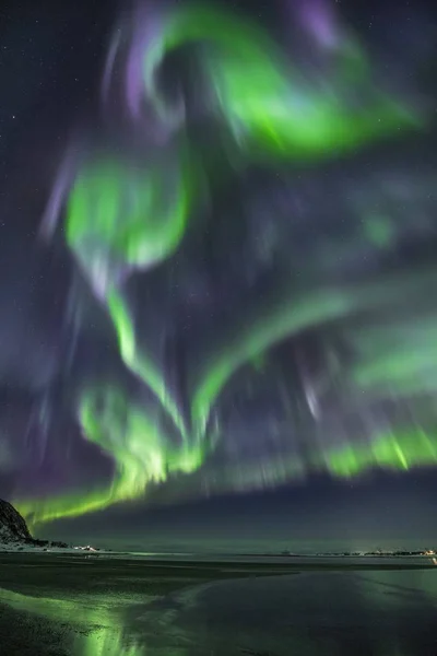 Vertikal Bild Den Hisnande Färgglada Norrsken Över Det Lugna Havet — Stockfoto
