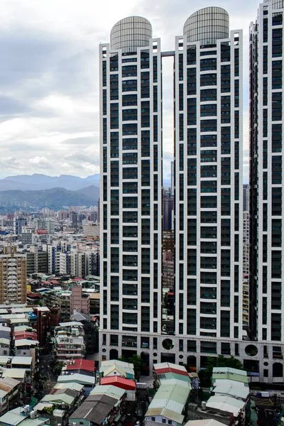 Vertikal bild av en stadsbild med höga byggnader under den molniga himlen i Taipei stad, Taiwan — Stockfoto