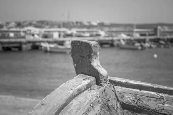 Szary zbliżenia kurortu plażowego z łodziami w Algarve, Portugalia — Zdjęcie stockowe