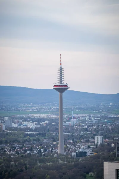Fotografia de alto ângulo de uma torre de observação com uma paisagem urbana ao fundo em Frankfurt, Alemanha — Fotografia de Stock