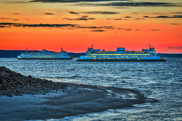 Denizde gezen gemiler, arka planda güzel renkli gökyüzü olan kumlu bir sahil. — Stok fotoğraf