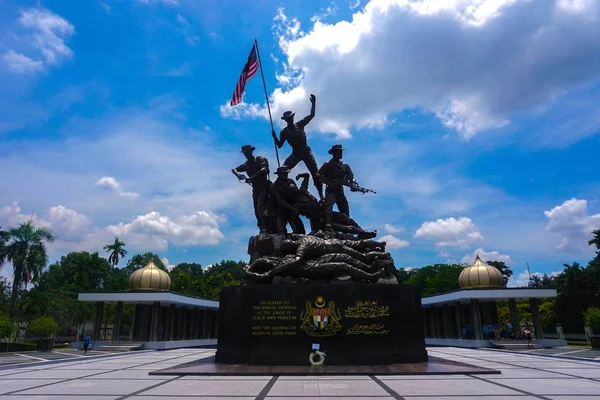 Hermosa foto del monumento de guerra Monumento Nacional en Kuala Lumpur, Malasia bajo el cielo —  Fotos de Stock