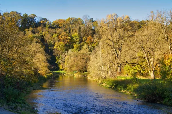 Belle vue sur la rivière Jagst entourée d'arbres capturés à Hohenlohe, en Allemagne — Photo