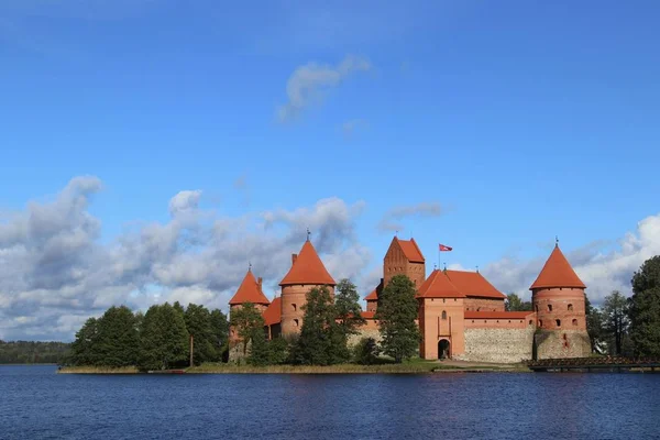 Исторический Тракайский замок в Литве под красивым облачным небом — стоковое фото