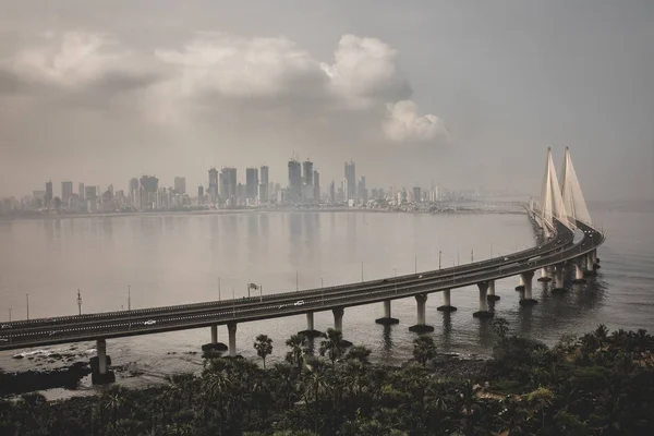 ภาพถ่ายมุมสูงของ Bandra Worli sealink ในมุมไบปกคลุมด้วยหมอก — ภาพถ่ายสต็อก