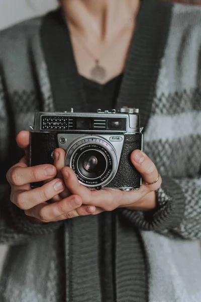 Mise Point Sélective Verticale Une Personne Tenant Une Caméra Vintage — Photo