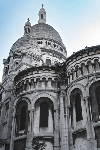 Függőleges Alacsony Szög Lövés Híres Sacre Coeur Katedrális Párizsban Franciaországban — Stock Fotó